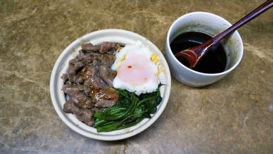 吃煲仔饭当然要有煲仔饭的仪式感，将饭、肉、菜、蛋码入煲仔里后淋入熟酱油混合调料（混合调料不可缺，点晴之笔）