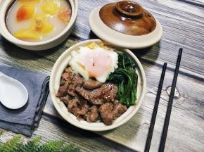 小主边吃边夸奖呀