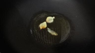 锅里热油爆香姜片