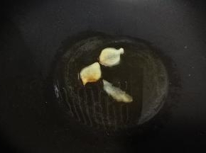 锅里热油爆香姜片