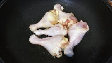 放入沥干水分的鸡腿煎至金黄