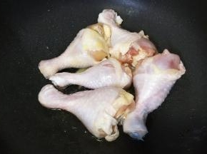 放入沥干水分的鸡腿煎至金黄