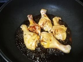 放入料酒、老抽、酱油、红糖碎炒均匀