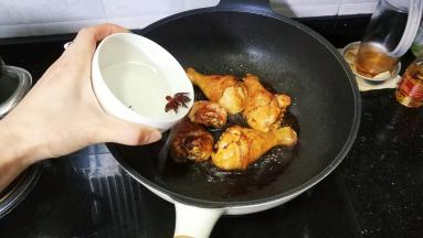 倒入浸泡有八角的水没到鸡翅面