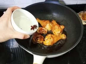 倒入浸泡有八角的水没到鸡翅面