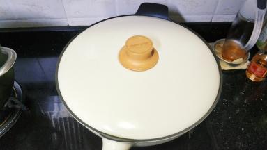 盖上盖子中火煮20分钟