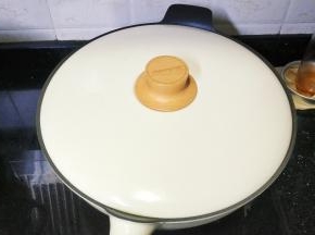 盖上盖子中火煮20分钟