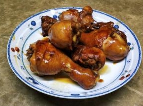 捞出烧好的鸡腿晾凉