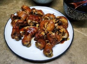 鸡腿晾凉后斩件，淋入酱汁