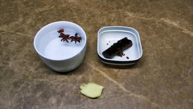 八角用水浸泡、红糖一小块、姜片备好