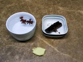 八角用水浸泡、红糖一小块、姜片备好