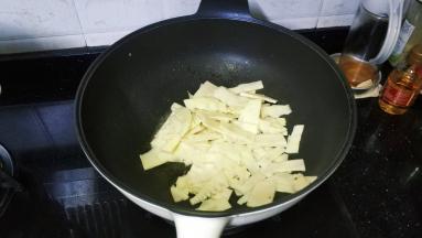锅里热油倒入鲜笋片