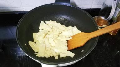 放入适量盐糖炒至8成熟