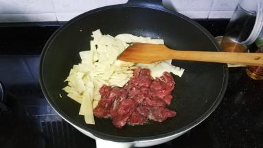 倒入腌好的牛肉片