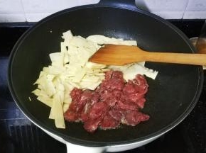 倒入腌好的牛肉片