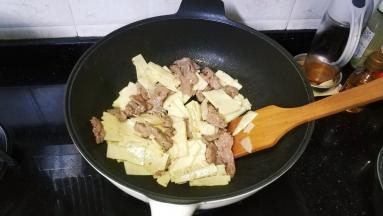 再将两种食材翻炒均匀至熟透即可