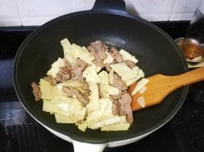 再将两种食材翻炒均匀至熟透即可