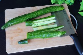 新鲜的黄瓜，清洗干净之后，放入冰箱冷藏1小时取出，用刀背把黄瓜拍至裂开。