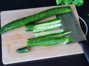 新鲜的黄瓜，清洗干净之后，放入冰箱冷藏1小时取出，用刀背把黄瓜拍至裂开。
