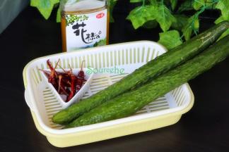 食材：黄瓜、干辣椒、芝麻油、花椒油、大蒜。