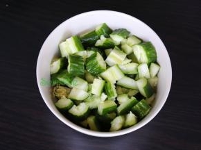 把干辣椒剁碎、大蒜拍碎去皮切碎，热锅倒油爆香蒜末。把切好的黄瓜放入碗里，接着把爆香的油放入碗里拌均。