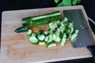 用刀切去二头，然后把拍裂开的黄瓜，切2厘米长，不要太细，太细口感差，太大，不入味。