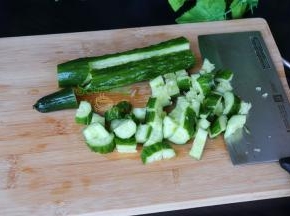 用刀切去二头，然后把拍裂开的黄瓜，切2厘米长，不要太细，太细口感差，太大，不入味。