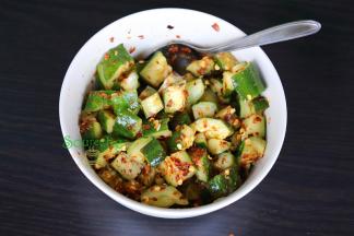 拌均的黄瓜可以直接吃也可以放入冰箱冷藏，入味更美味，但是时间不能太长，太长就不脆爽了。