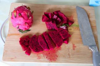 火龙果洗净去皮，三分之二切大块，用来打汁，三分之一切小块，可以直接放入酸奶里拌均。