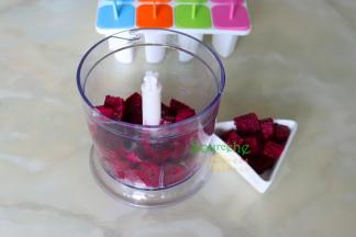 大块的火龙果块放入大汁机里，打成细滑的火龙果汁，火龙果这种水果多汁，不需要加任何水。