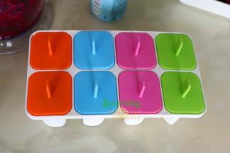 盖好盖子的模具，放入冰箱冷冻，一般3小时即可吃。