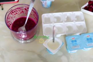 打成火龙果汁倒入雪糕模具里，另外一边倒入酸奶，然后加入几个小块的火龙果，拌一拌，这样做出来雪糕颜色漂亮，好吃又好看。