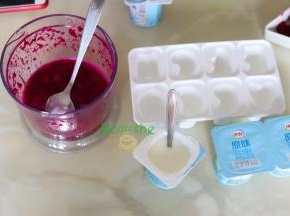 打成火龙果汁倒入雪糕模具里，另外一边倒入酸奶，然后加入几个小块的火龙果，拌一拌，这样做出来雪糕颜色漂亮，好吃又好看。