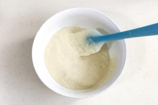 继续加入纯牛奶，搅拌成均匀的面糊。