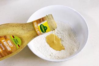 加入冠利蜂蜜芥末沙拉酱。