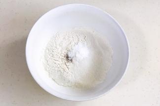 低筋面粉、细砂糖、盐、黑胡椒粉和泡打粉放入碗中，混合均匀。