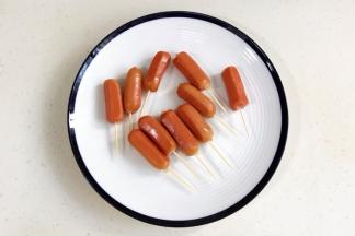 低筋面粉、细砂糖、盐、黑胡椒粉和泡打粉放入碗中，混合均匀。