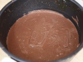 取出一半的陈皮，然后用破壁机把红豆搅打细腻，再把红豆沙倒回锅中。