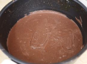 取出一半的陈皮，然后用破壁机把红豆搅打细腻，再把红豆沙倒回锅中。