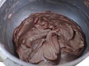 .继续启动炒菜模式，炒大约4分钟之后，到了这种浓稠状态，就要开始每隔1分钟左右就打开炒菜机。用刮刀刮一下底部的豆沙馅，防止底部炒焦。最后两三分钟要勤快一点地检测豆沙馅的状态。