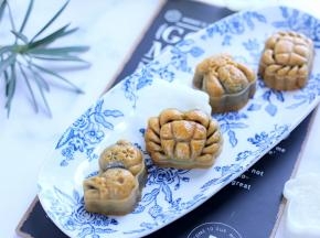 做好的豆沙做成月饼的状态，超级棒。