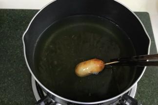 放进烧热的油锅里，若是油多的话，建议垂直入炸至定型后放开，以免粘底，还能保持形状，油烧热后转中小火炸，炸至金黄色即可捞出。