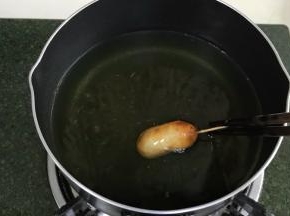 放进烧热的油锅里，若是油多的话，建议垂直入炸至定型后放开，以免粘底，还能保持形状，油烧热后转中小火炸，炸至金黄色即可捞出。