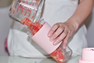 将果肉倒入榨汁杯中。