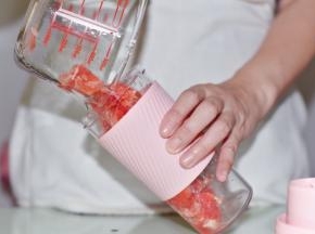 将果肉倒入榨汁杯中。