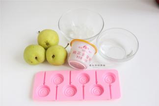 准备好食材，这个季节买的就是香梨，肉质比酥梨略脆，但是功效也是很棒的，茉莉花是为了增加棒棒糖的风味，要是没的可以换成桂花或者不要也是可以的。