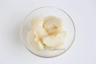 香梨去皮去核切小块，不介意带皮的最好带皮用，功效更佳哦。
