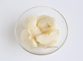 香梨去皮去核切小块，不介意带皮的最好带皮用，功效更佳哦。