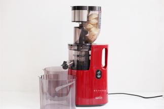 将香梨块放入原汁机内，启动正转键，