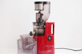 全部榨出果汁后，取70克出来，注意了，这里要用的是果汁，如果是用料理机打的，记得要过滤一遍才能用。